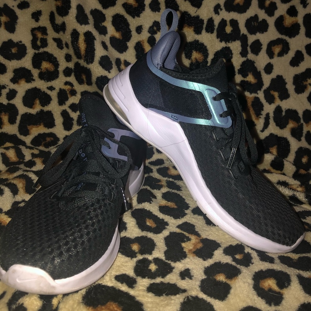 BLACK NIKE TENNIS SHOES